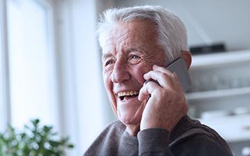 一位老人在家里用Viasat网络插件VoIP打电话
